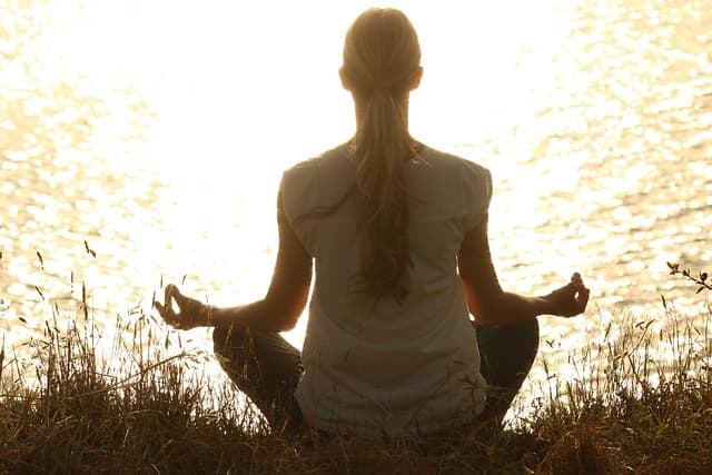 Comparatif : Méditation guidée vs Méditation silencieuse pour l'insomnie